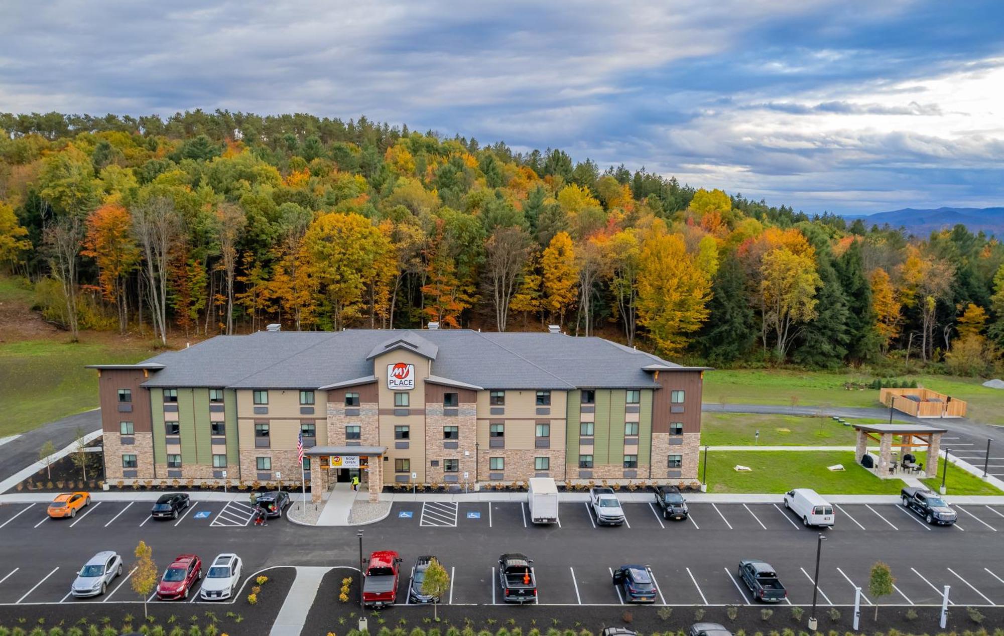 My Place Hotel-Randolph, Vt Exteriör bild